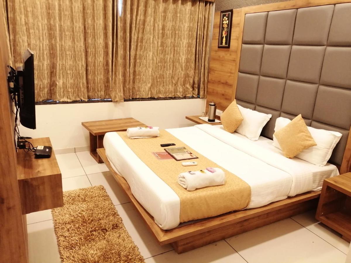 Hotel Golden City 巴罗达 外观 照片