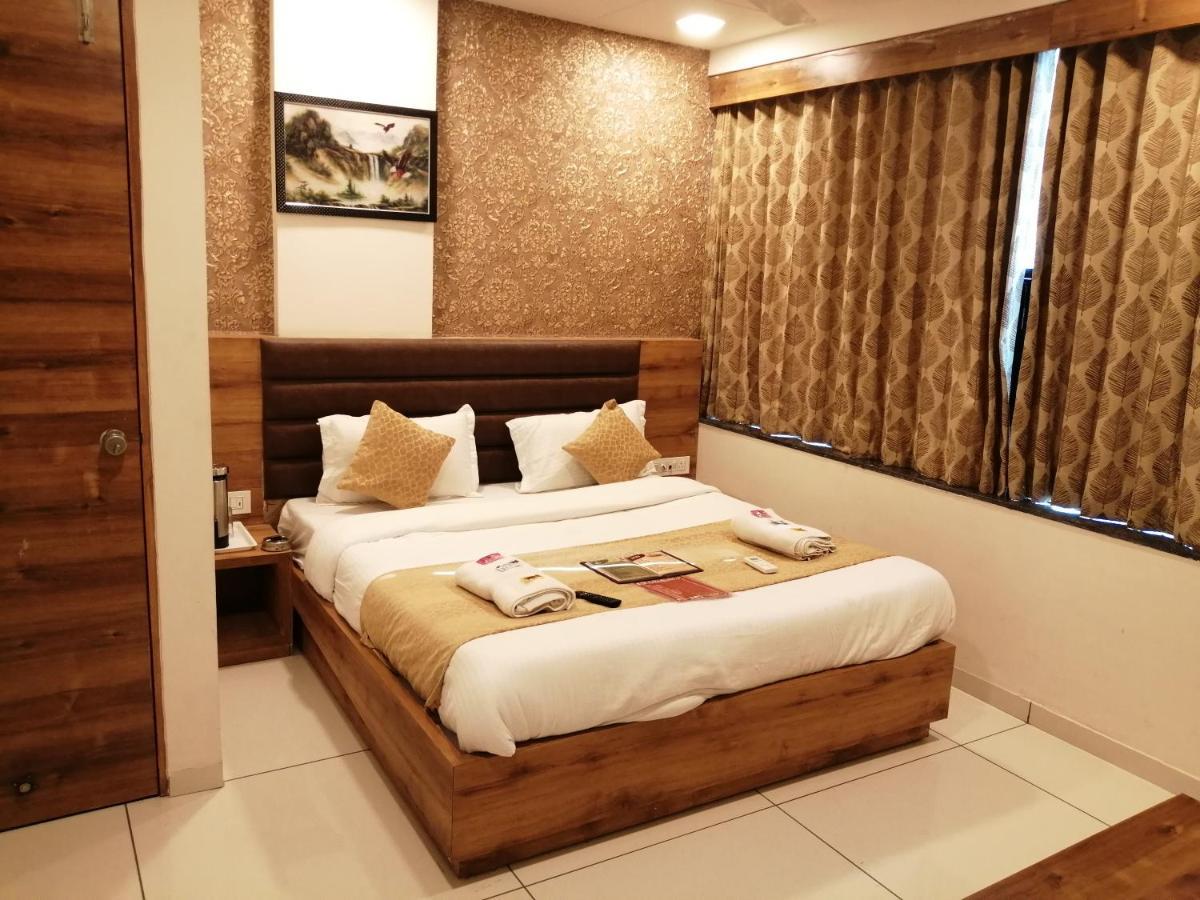 Hotel Golden City 巴罗达 外观 照片