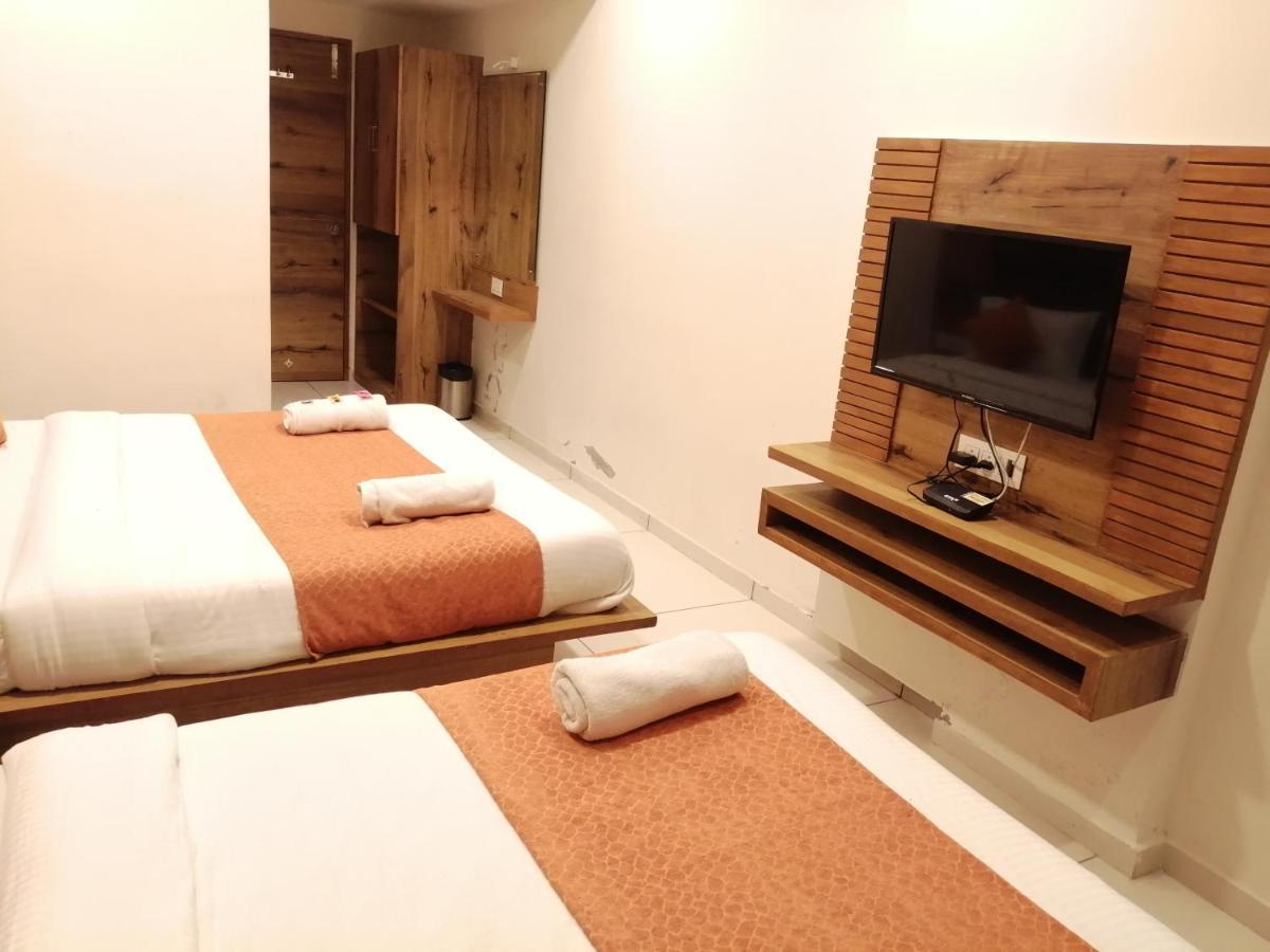 Hotel Golden City 巴罗达 外观 照片