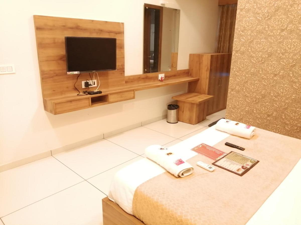 Hotel Golden City 巴罗达 外观 照片