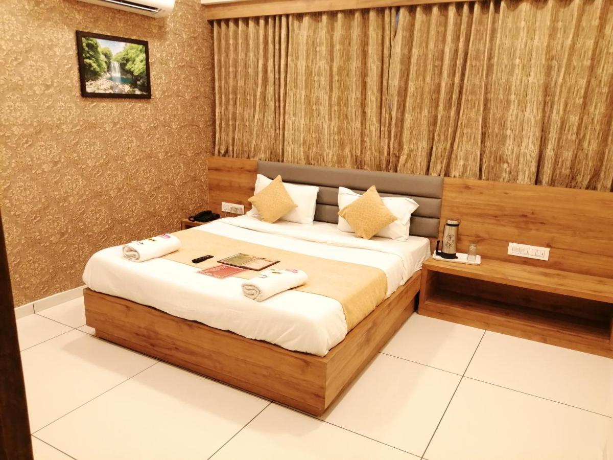 Hotel Golden City 巴罗达 外观 照片
